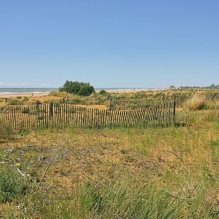 Апартаменти Vibrant With Pool-beahost *